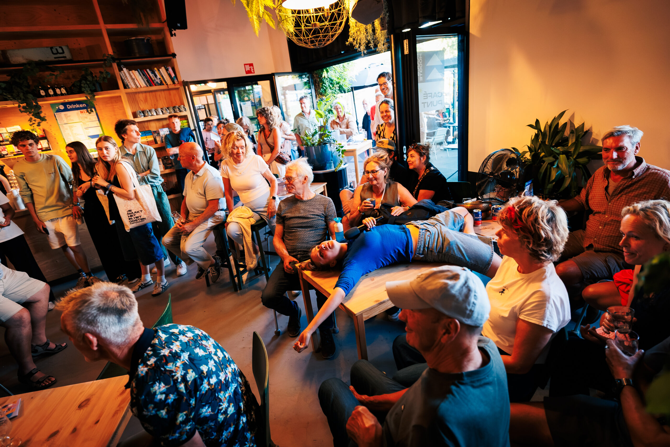 Cries In Karaoke 11 © Christein Van Hoffen In Opdracht Van Theaterschip