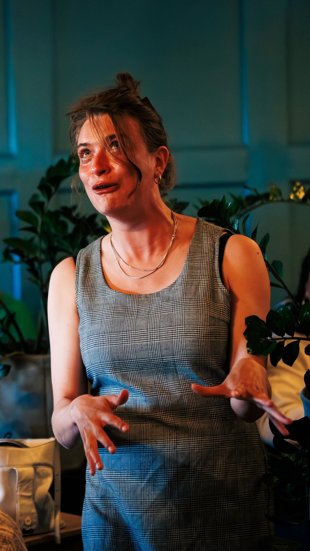 Cries In Karaoke Staand (c) Christein Van Hoffen